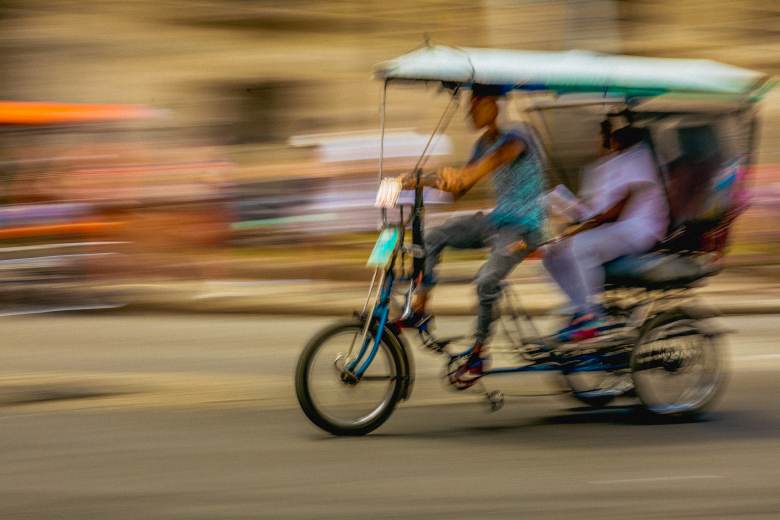 AP: Motocyklistům i cyklistům v Havaně pomáhá během krize tunelový autobus