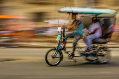 AP: Motocyklistům i cyklistům v Havaně pomáhá během krize tunelový autobus