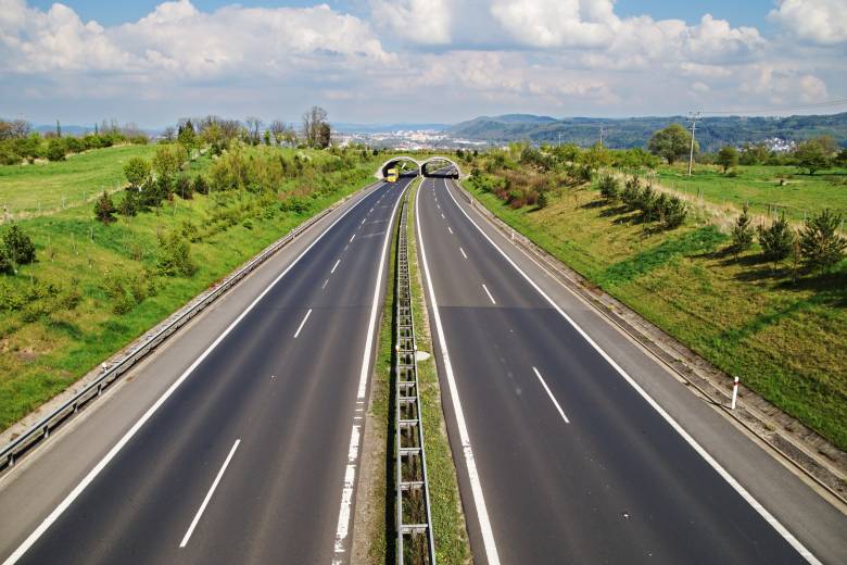 Stát loni prodal přes devět milionů dálničních známek za 7,2 miliardy Kč Stát loni prodal přes devět milionů dálničních známek za 7,2 miliardy Kč