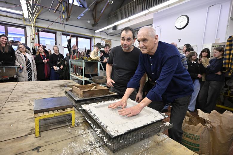 Skláři ve Valašském Meziříčí udělali skleněné odlitky rukou Davida Vávry