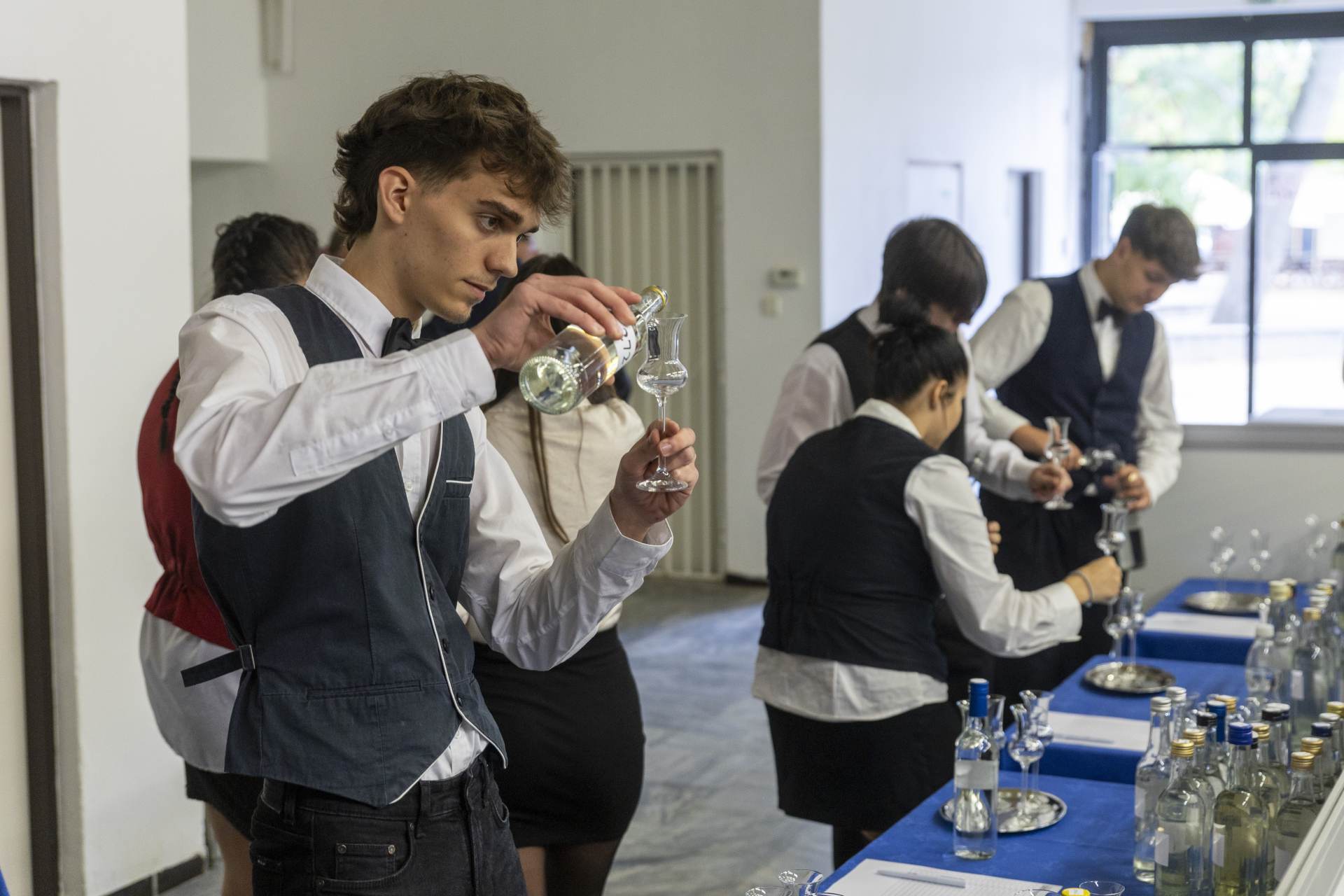 Degustátoři v Olomouci hodnotili 300 vzorků ovocných destilátů, je to prý řehole