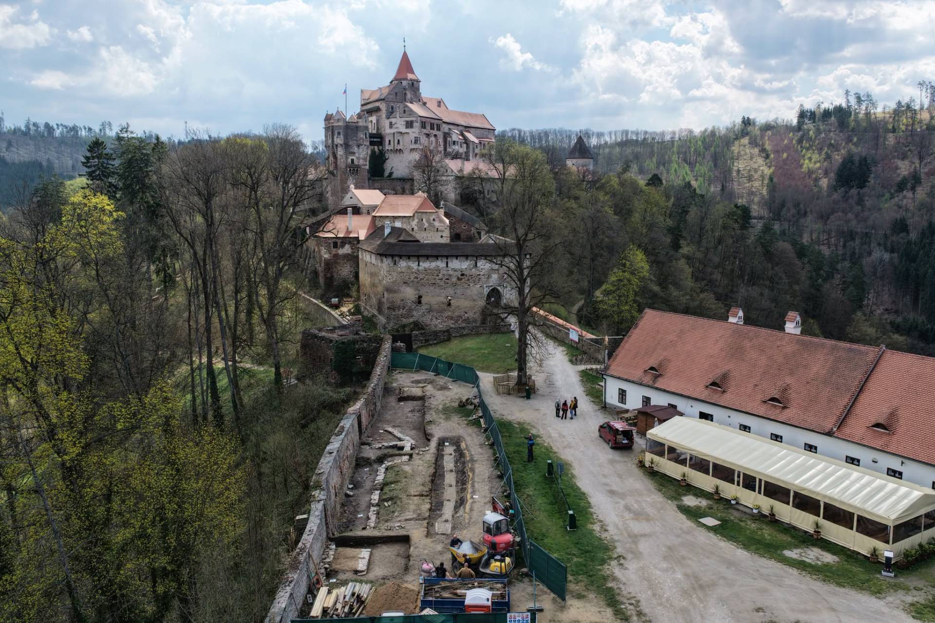 Archeologové našli při výzkumu na Pernštejně dělové koule z neznámého obléhání