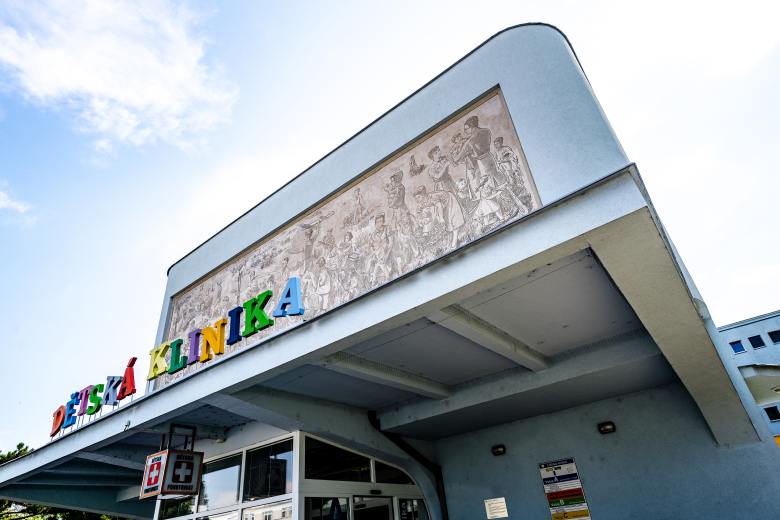 Fakultní nemocnice HK zrestaurovala sgrafitovou výzdobu průčelí dětské kliniky Fakultní nemocnice HK zrestaurovala sgrafitovou výzdobu průčelí dětské kliniky