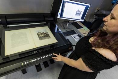 Pražská městská knihovna má nový skener k digitalizaci historických knih