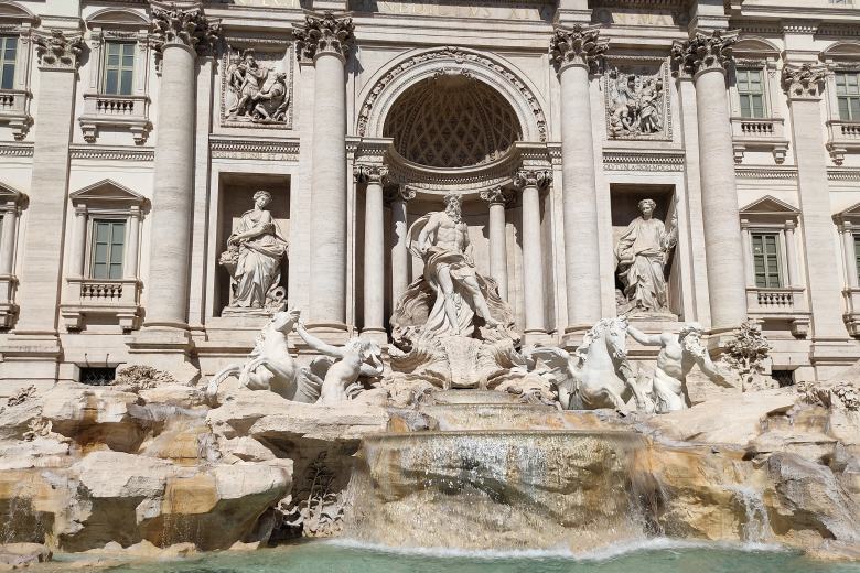 Mince z římské fontány di Trevi jdou na charitu, kupuje se za ně jídlo Mince z římské fontány di Trevi jdou na charitu, kupuje se za ně jídlo