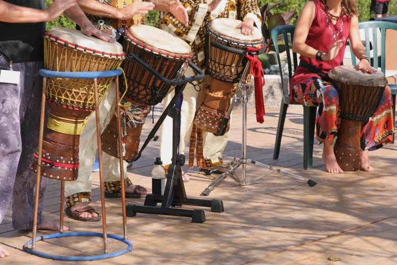 Kjódó: Japonská vesnice se vlní v rytmu africké hudby z bubínků djembe