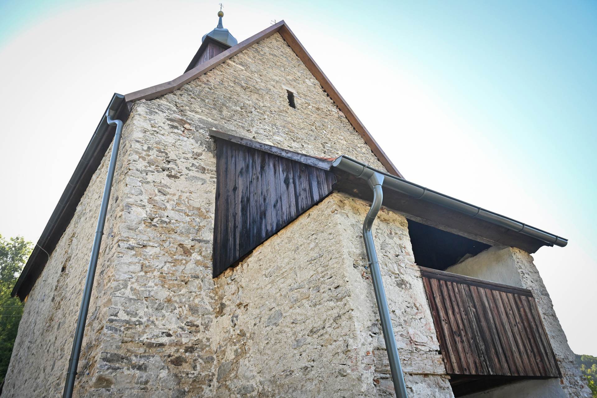 Románský kostel v Dolním Čepí má spravenou střechu, na řadě je výzkum nálezů