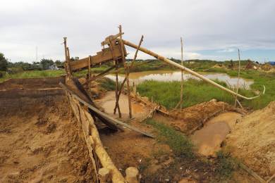 Súdán neštěstí kovy