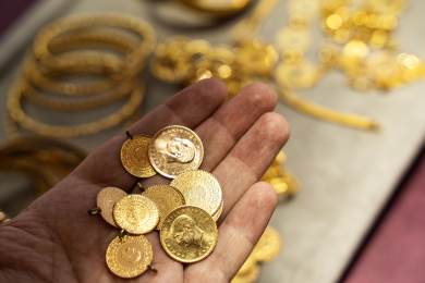 Cena zlata vystoupila na další rekord, blíží se k hranici 3900 dolarů za unci