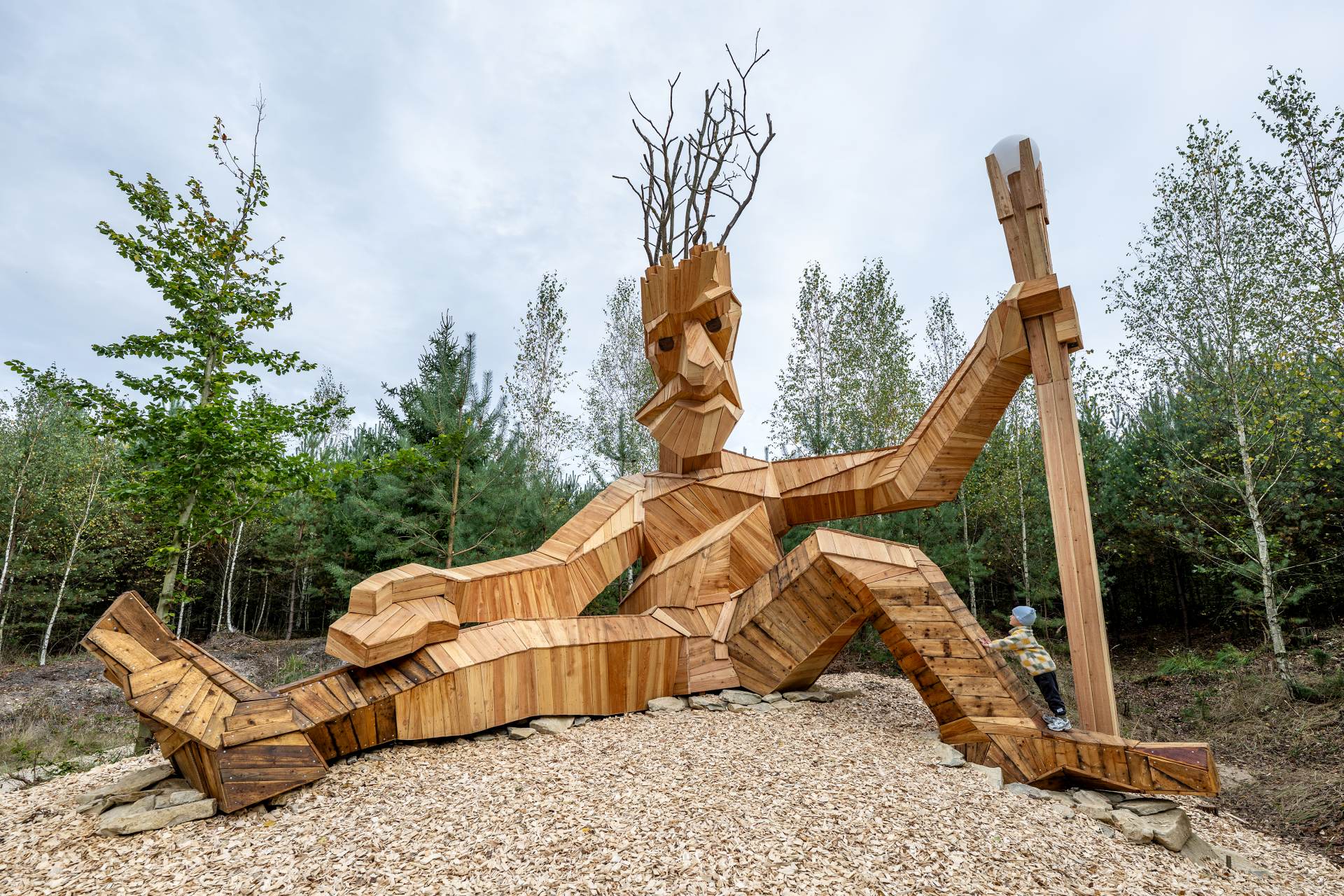 Městské lesy Hradec Králové mají dřevěnou sochu ducha Dubora