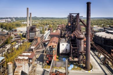 V Ostravě vystavuje Ivo Sumec, maluje a kreslí blátem, hlínou, dehtem i popelem