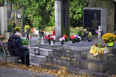 Lidé dnes při Dušičkách vzpomínají na zesnulé, konají se i bohoslužby za mrtvé