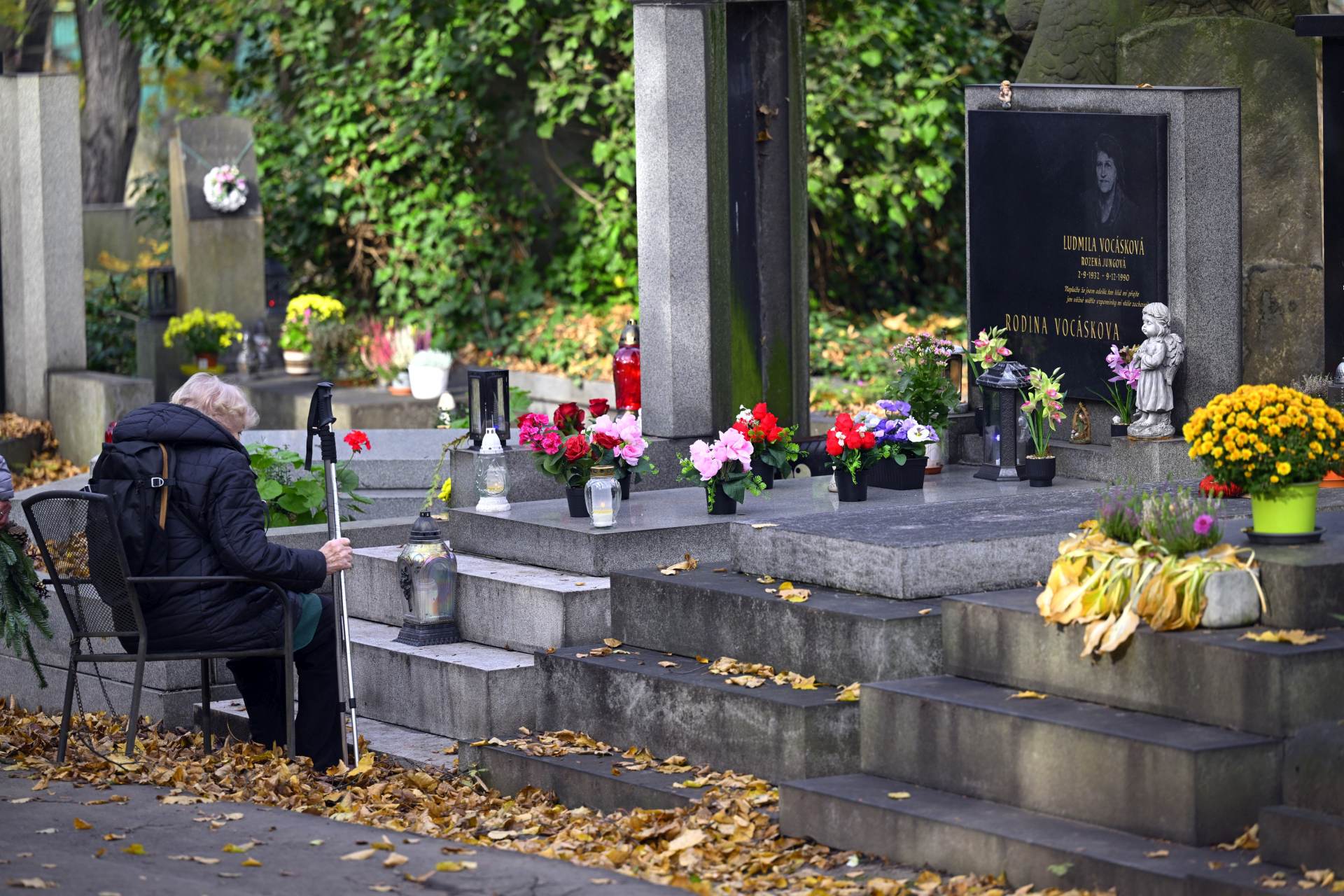 Lidé dnes při Dušičkách vzpomínají na zesnulé, konají se i bohoslužby za mrtvé