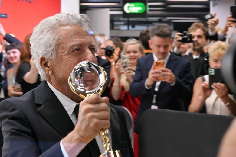 Dustin Hoffman na festivalu v Karlových Varech převzal Křišťálový glóbus