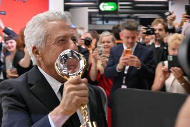 Dustin Hoffman na festivalu v Karlových Varech převzal Křišťálový glóbus