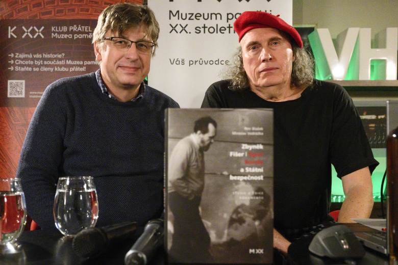 Autoři Blažek a Vodrážka představili knihu o kontroverzní postavě Egona Bondyho