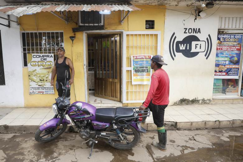 AFP: Ve venezuelském El Doradu lidé platí za nákupy zlatem AFP: Ve venezuelském El Doradu lidé platí za nákupy zlatem