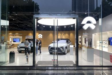 AP: americká vláda se chystá zčtyřnásobit cla na čínské elektromobily
