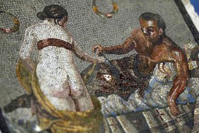 Do Pompejí se vrátila erotická mozaika, kterou ukradl nacistický voják Do Pompejí se vrátila erotická mozaika, kterou ukradl nacistický voják