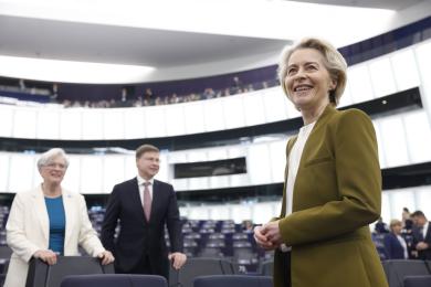 Europoslanci schválili přísnější pravidla boje s praním špinavých peněz