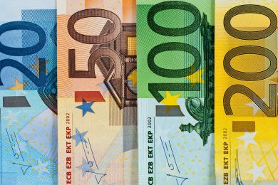 Analytici: Volby přispěly k oslabení eura, snížily šance jeho zavedení v ČR