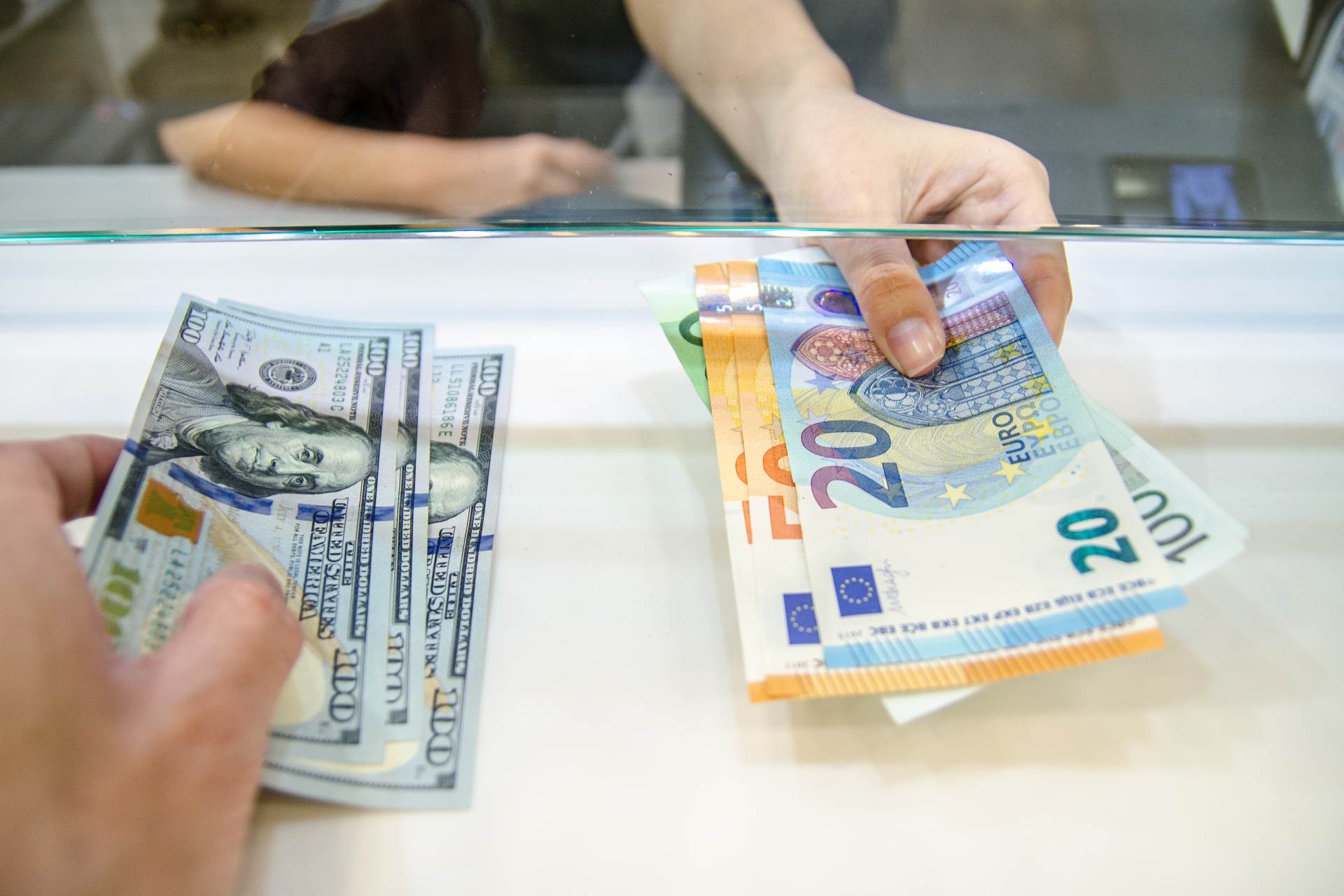 ECB: Globální význam eura se téměř nezměnil, dál výrazně zaostává za dolarem