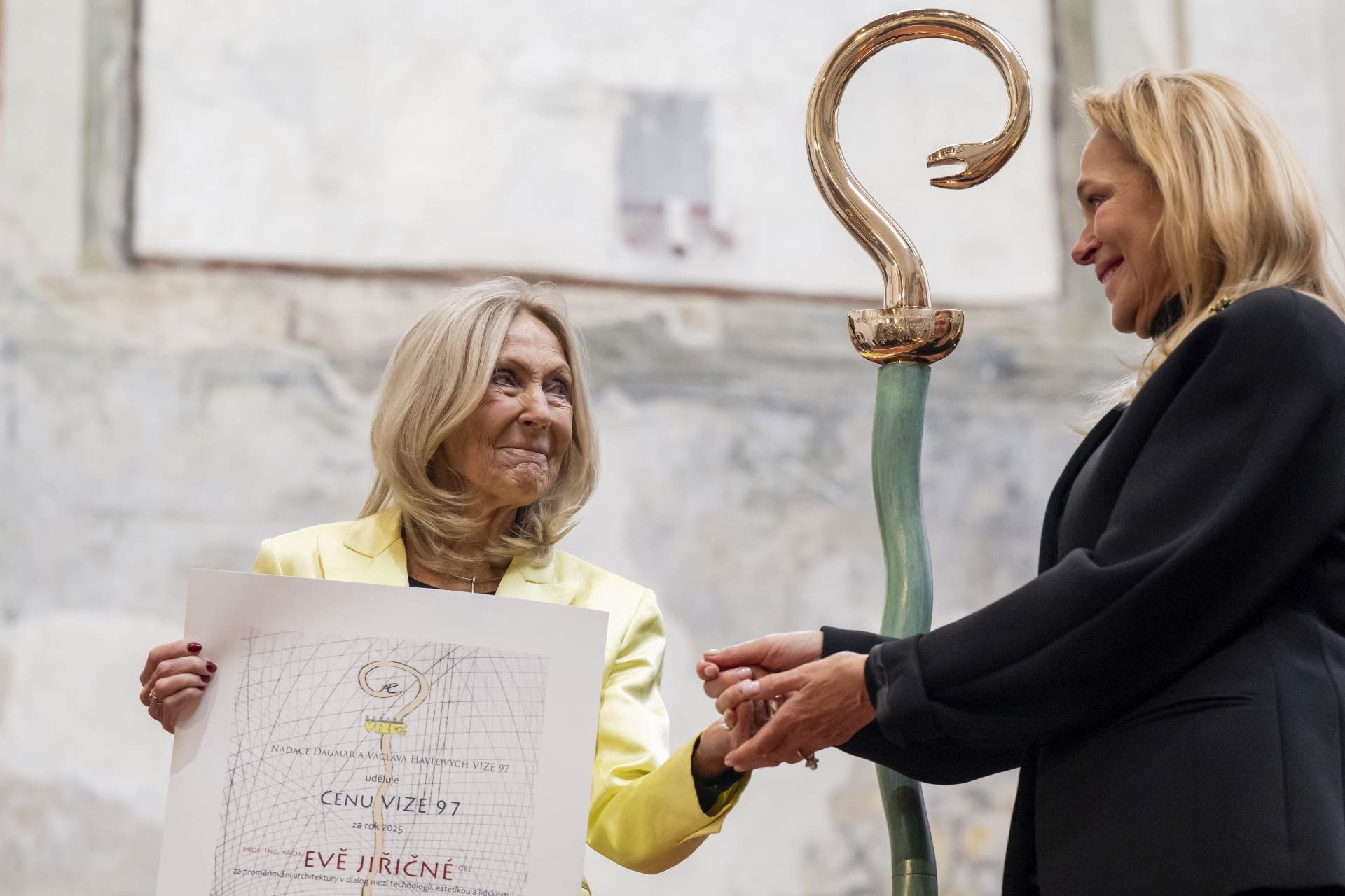Cenu nadace Vize 97 letos převzala architektka Eva Jiřičná
