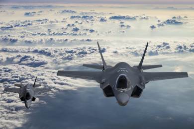 Londýn: K letadlové lodi se přibližoval ruský letoun, vyprovodily ho F-35