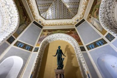 Ve Fantově budově odkryli při rekonstrukci malby ukryté pod symbolikou ROH