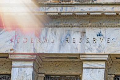 Fed snížil základní úrokovou sazbu o půl bodu do pásma 4,75 až 5,00 procenta