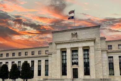 Vyšetřovaného šéfa Fedu podpořili někteří předchůdci i bývalí ministři financí