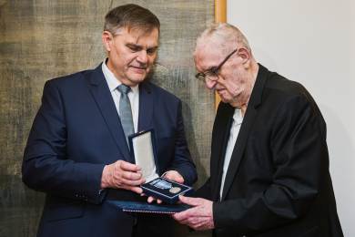 Slovenský básník a dramatik Feldek převzal medaili udělenou Lipavským