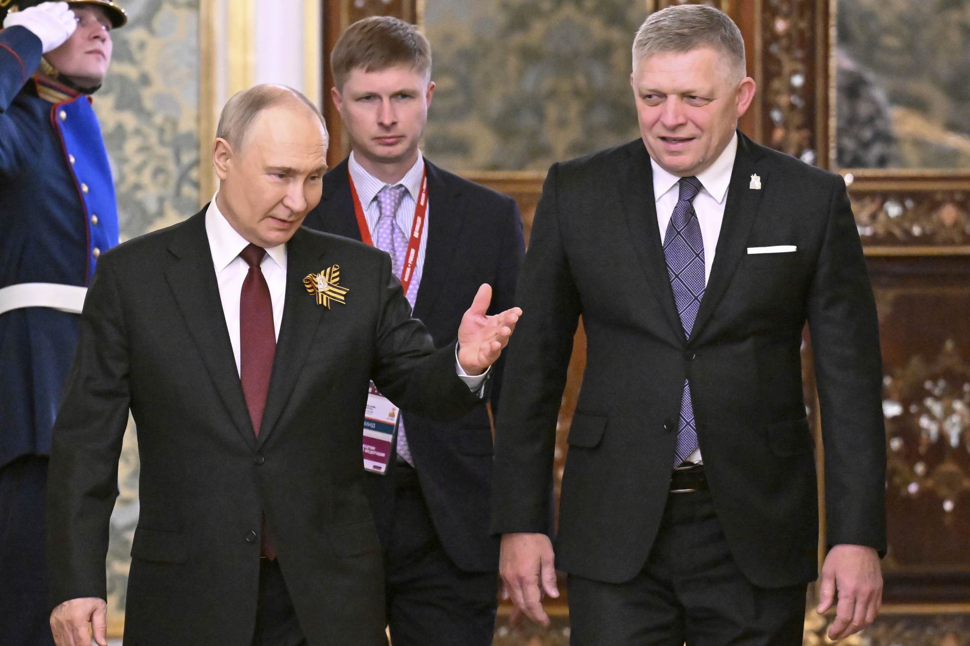 Kytici třeba položit tam, kde bylo obětí nejvíce, obhajoval Fico cestu Moskvy