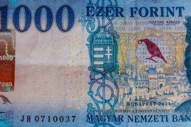 S&P zhoršila výhled ratingu Maďarska na negativní kvůli fiskálním rizikům