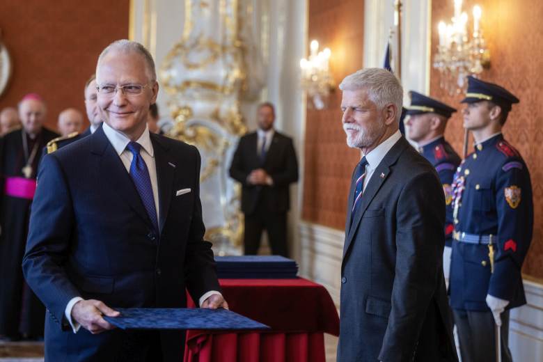 Pavel povýšil Řehku na armádního generála, Koudelku na generálporučíka
