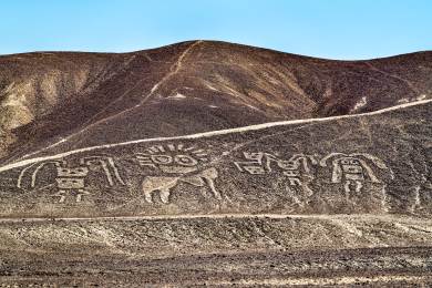 Japonští vědci objevili 248 nových geoglyfů na planině Nazca v Peru Japonští vědci objevili 248 nových geoglyfů na planině Nazca v Peru