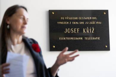 Pamětní desky a díry po střelbě samopalem připomínají gestapo v Pardubicích