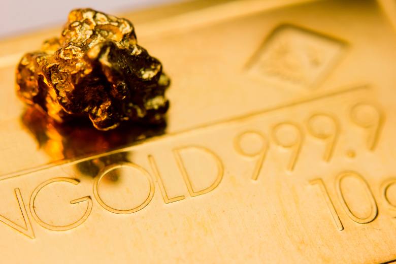 Cena zlata kvůli spekulacím o jmenování nového šéfa Fedu klesla pod 5000 USD