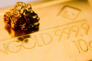 Cena zlata kvůli spekulacím o jmenování nového šéfa Fedu klesla pod 5000 USD