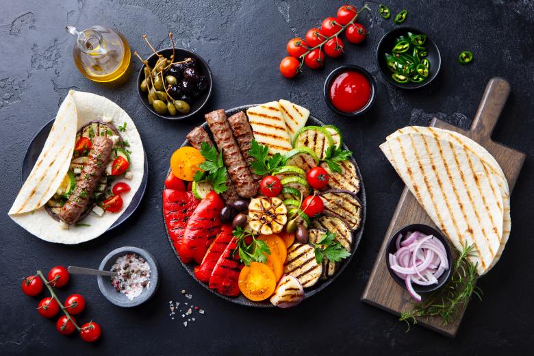 Prodejci: Na grilu Češi v posledních letech více opékají sýry a rostlinná masa