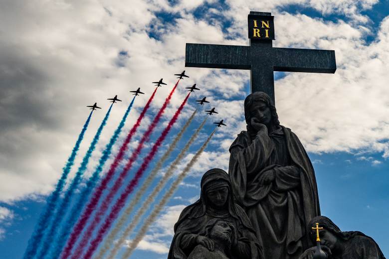 Nad Prahou přeletěla formace českých gripenů a letounů akrobatického týmu RAF