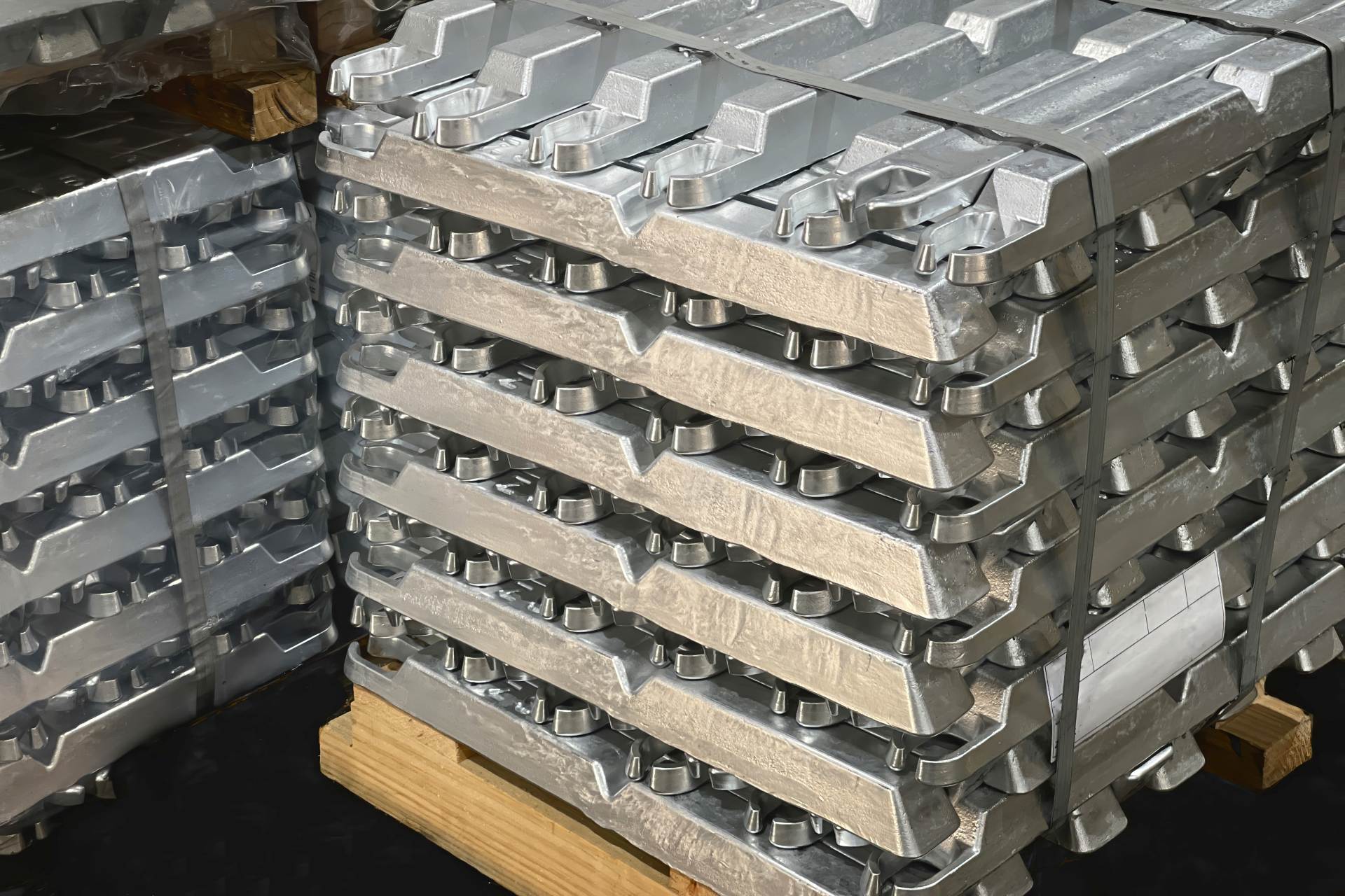 Bloomberg: EU zvažuje restrikce na ruský hliník a omezování dovozu ruského LNG