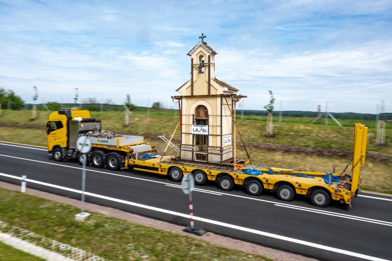Kaplička u Horních Ředic na Pardubicku se přestěhovala na nové, klidnější místo