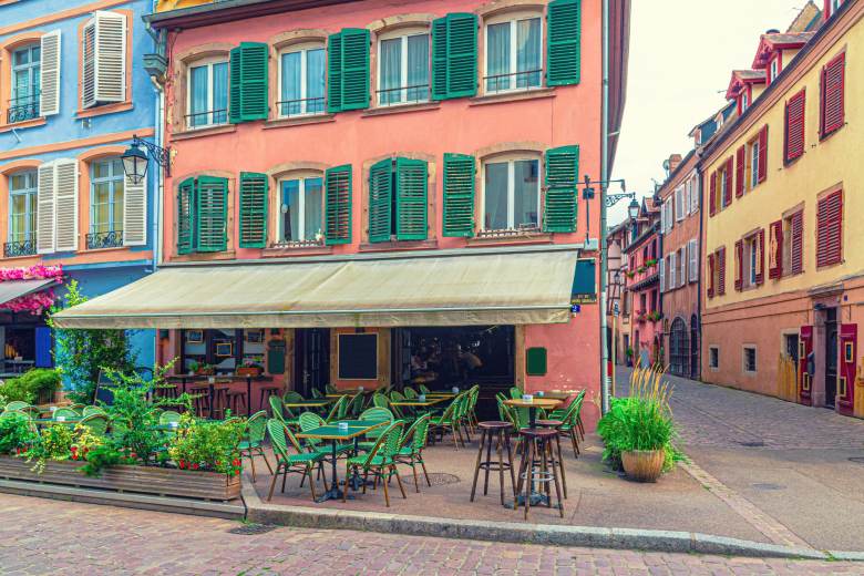 Francouzští poslanci podpořili vznik venkovských barů, bojují tak proti izolaci