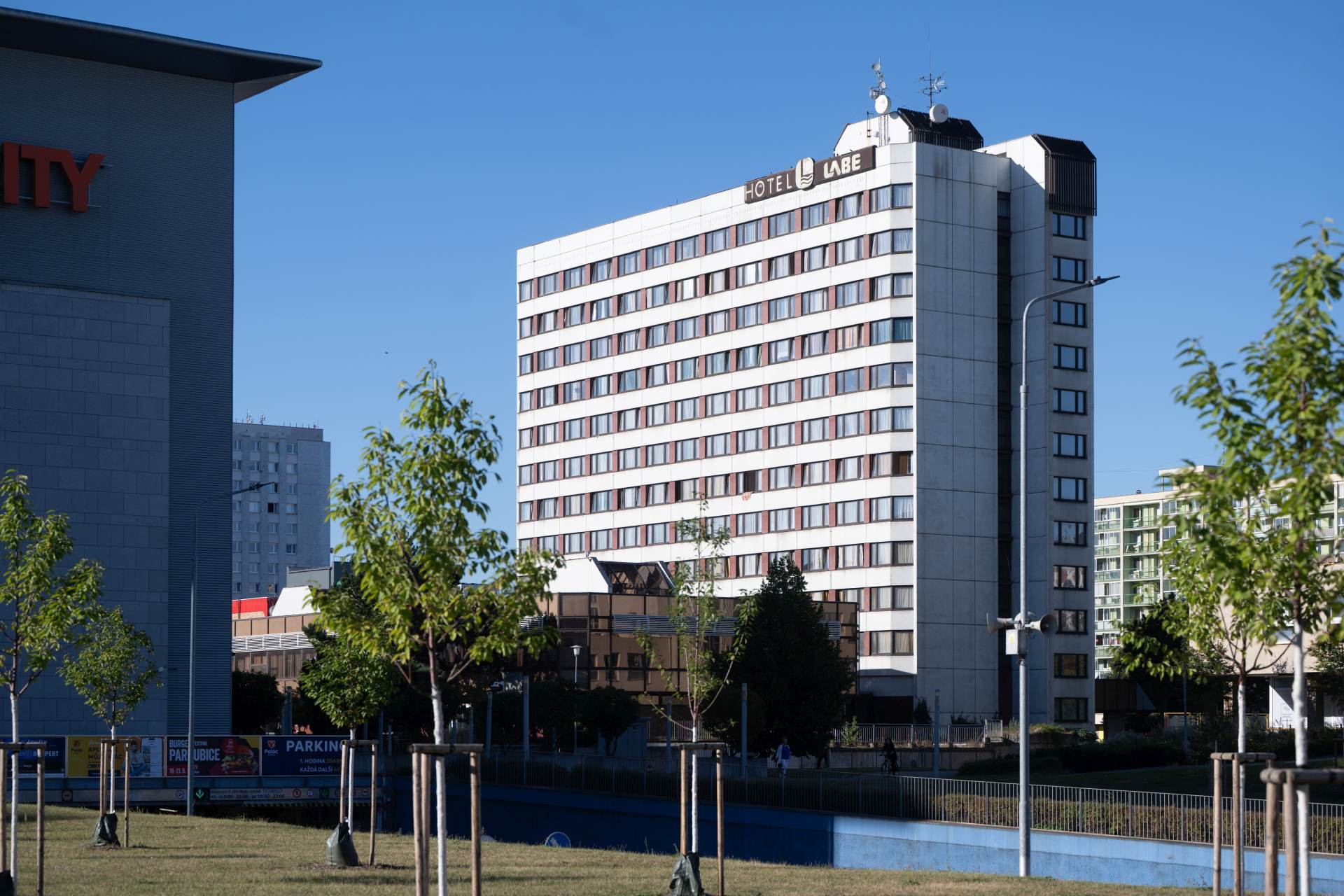 Pamětnice pracovala v hotelu Labe v Pardubicích od jeho začátku, býval obsazený