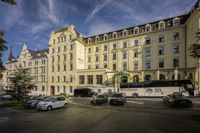 Historie hotelu Zlatý Lev je i kronikou Liberce, měl i dva předchůdce