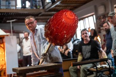 V Novém Boru na sympoziu skla tvoří také Milan Cais z kapely Tata Bojs