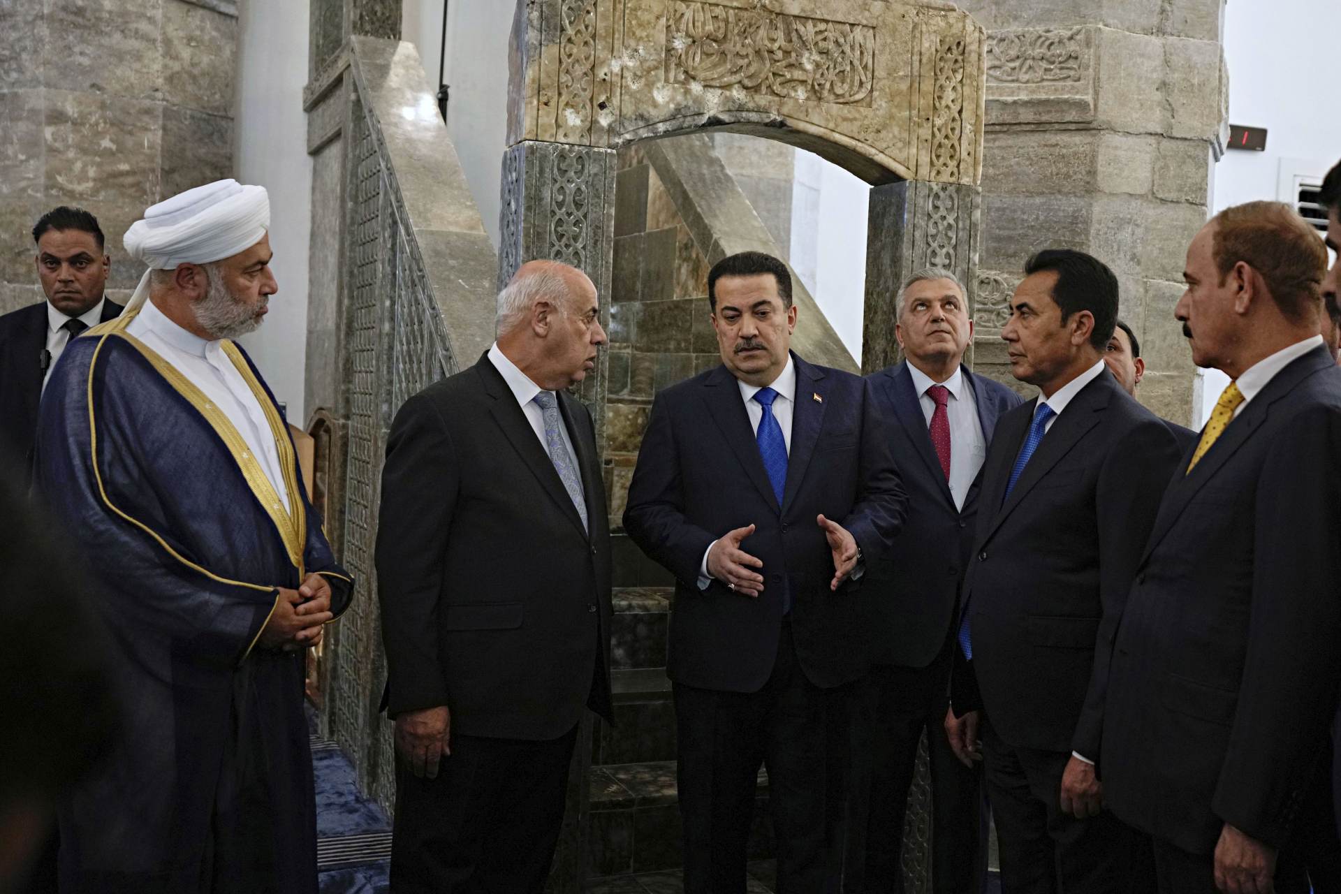 V iráckém Mosulu byla znovuotevřena historická mešita, kterou zničil IS