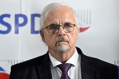 Komentáře: Politická scéna je rozbitá, 21 křesel v EP si rozebralo sedm uskupení