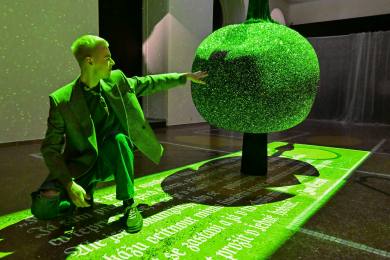 Návrhář Černý v brněnském muzeu instaloval třpytivé kyvadlo a figuríny